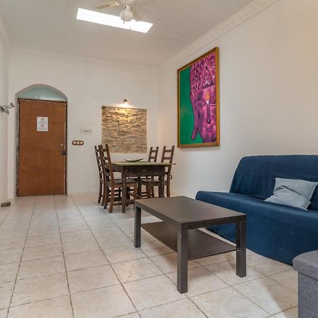 The Roof Apartment Tarifa Bilik gambar